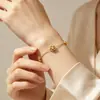 Pulseira de Camélia Dourada de Luxo para Mulheres, Design Único com Flores Bordadas em Diamante, Exquisita e Sofisticada, Presente Perfeito para Namorada