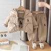 Traje para Niños Temporada Otoño Invierno 2026 Ropa Nueva de Invierno para Bebé Ropa de Algodón Gruesa Abrigada con Felpa Conjunto de Tres Piezas Chaleco Venta al por Mayor