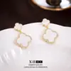 Pendientes stud minimalistas de trébol de cuatro hojas microincrustados para mujer, elegantes pendientes estilo Chanel francés, pendientes de lujo ligero de alta gama a la moda