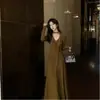 Vestido Interior de Cinta Plisada Diseñado para Mujer en Primavera y Otoño Ceñidor de Cintura Cuello en V Aspecto Adelgazante Falda Larga de Línea A