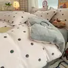 Novo conjunto de quatro peças de flanela de floco de neve 2026, incluindo um lençol de cama de flanela de leite e um conjunto de capa de edredom de três peças