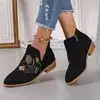 Botas de cavaleiro bordadas para outono e inverno com zíper lateral, saltos grossos, moda retrô 2024V, bico fino, corte baixo, novo estilo de botas western para mulheres