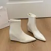 Botines finos para mujer, botines cortos para mujeres menudas, nuevos y elegantes tacones de cuña de otoño e invierno, moda de nicho, de punta fina francesa, que aumentan la altura