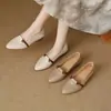 Sapatos retrô estilo francês de sola macia, novo modelo para o outono de 2026, sapatos de bico fino sem cadarço para o dia a dia, sapatos rasos de couro color block para mulheres