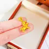 Loja de Joias Banhadas a Ouro Mesmo Estilo Vermelho Rosa Diamante Incrustado Pequeno Cavalo Colar para Mulheres, Ano do Cavalo do Zodíaco, Pingente de Corrente de Suéter Estilo Chinês