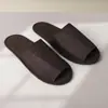 Chinelos descartáveis de TNT meio cobertos marrons para hotéis, chinelos descartáveis de bico aberto de 3 mm para pousadas, disponíveis para pedido personalizado