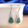 Los pendientes de plata S925 con carácter de plata parecen de un jade de agua azul natural, un producto nuevo y temperamental para damas chinas.