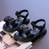 Sandalias para niñas 2025 verano nuevo suela blanda zapatos de princesa para niños estilo verano niña pequeña bebé niña zapatos para niños verano