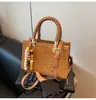 Bolso Cuadrado Pequeño de Ante Estilo Retro Transfronterizo, Bolso Cruzado Femenino Versátil y de Moda Estilo Coreano, Bolso Pequeño de Alta Gama para Viajes