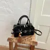2026 Nuevo Bolso Cuadrado Pequeño de Moda Niche Boston con Acabado Mate para Mujer, Bolso de Mano Simple, Bolso Cruzado, Bolso de Hombro Vintage