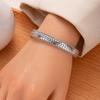 Estilo Étnico Retrô Pulseira Aberta de Prata Antiga Pulseira de Moda de Luxo Leve para Homens e Mulheres Joia de Mão com Padrão Gravado