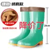 Botas de chuva de cano alto, sapatos impermeáveis, sapatos de borracha, sapatos de calçar fácil, sapatos de algodão peludo da moda de cano médio para mulheres, adultos quentes, antiderrapantes, para cozinha, para o verão