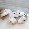 Tênis Esportivo Infantil 2026 Outono Novo Modelo Sapatos Brancos para Meninas Sola Macia Tênis para Meninos Estrela de Cinco Pontas Estilo Coreano Sapatos Casuais