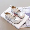 Zapatos Pequeños de Cuero para Niñas 2025 Otoño Nuevos Zapatos de Princesa con Suela Suave Zapatos Plateados para Danza de Rendimiento Zapatos Individuales de Estilo Coreano Empalmados