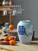 Vaso de porcelana azul e branco pintado à mão jarra de cerâmica retrô de porcelana boca larga reta novos ornamentos de vaso estilo chinês arranjo de flores para sala de estar palavra de bênção feliz