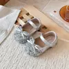Sapatos de Princesa com Lantejoulas para Meninas 2026 Nova Moda Versátil Primavera e Outono Sapatos de Couro Infantis Sapatos Baixos de Performance para Meninas Pequenas