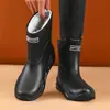 Botas de lluvia para hombre antideslizantes impermeables zapatos de moda para exteriores de caña alta botas de agua cálidas de caña corta zapatos de goma venta al por mayor transfronteriza hombres