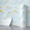 Paneles de pared autoadhesivos IXPE transfronterizos, azul claro con patrón de mármol dorado, acabado brillante, venta al por mayor de rollos de revestimiento de pared