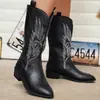 Botas de cowboy estilo western retro europeo y americano, tela de mezclilla azul con bordado de plumas blancas, apertura en forma de V, longitud hasta la mitad de la pantorrilla, para mujer