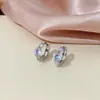 Brincos de Zircônia de Luxo Leve Europeus e Americanos de Alta Qualidade para Mulheres, Simples e Versáteis, Brincos Super Brilhantes, Presilhas de Orelha Modernas e Únicas, Novo Estilo