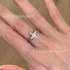 Exquisito Anillo de Zirconia con Flor de Iris en Forma de Cruz para Mujer, Moderno y Versátil, Lujo Ligero, Diseño de Nicho, Sensación de Alta Gama y Temperamento Elegante