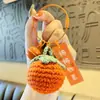 Colgante de felpa tejido a crochet 'las cosas buenas suceden' bolso de lana tejido a mano color caqui llavero anti-pérdida accesorios pequeños al por mayor