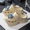 Sapatos de Buraco EVA Femininos 2025 Novo Verão Popular ao Ar Livre Sandálias Chinelos de Solado Grosso com Biqueira Fechada para Praia Esportes