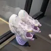 Sapatos Femininos 2024 Novo Estilo de Verão Sapatos Esportivos de Malha para Crianças Malha Respirável Fivela Rotativa Sapato de Pai para Crianças Meninas de Meia-idade e Grandes