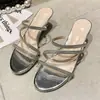 Sandálias Slip-On da Moda 2025 Novo Modelo Sandálias Femininas de Salto Alto para Uso Externo Verão Salto Fino Versátil Sandálias de Baixo Salto com Strass