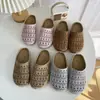 Chinelos Fechados Multicor da Moda para Meninas 2026 Nova Coleção Primavera Crianças Retro Planos Vazados para Exterior Fechados