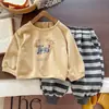 Conjunto de otoño para bebé estilo coreano 2026 nuevo infantil casual lindo y elegante sudadera de rayas con cuello redondo y pantalón de cachorro