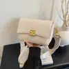 Bolsa pequena retrô de alta qualidade feminina 2026 nova de verão versátil bolsa de ombro único bolsa transversal bolsa quadrada pequena de comércio exterior transfronteiriço