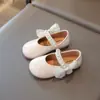 Novos sapatos de princesa para meninas com laço, mocassins de primavera e outono, sapatos single antiderrapantes de sola macia, sapatos de couro para bebês e crianças em rosa