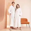 Roupão de Banho Longo de Pelúcia Novo Estilo Inverno 2026 para Mulheres, Tamanho Grande, Adequado para Hotéis, Salões de Beleza, Pijamas Casuais Estilo Europeu e Americano