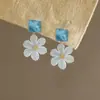 Flores Fragantes y Luna Blanca Pendientes de Flor Tridimensionales con Diseño Único, Estilo Vacaciones en la Costa, Accesorios de Oreja Frescos y Sencillos