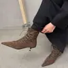 Botas de salto alto inspiradas em celebridades, estilo coreano, para mulheres, com bico fino e um novo design outono/inverno 2026 com uma estética única e de nicho e tiras cruzadas