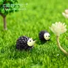 Decoração de terrário com musgo, figuras de mãe ouriço e filhote de ouriço, materiais para DIY no atacado