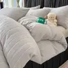Conjunto de cama de quatro peças simples e elegante em veludo de leite branco-creme, com um design de veludo espesso e estampado, adequado para outono e inverno, incluindo uma capa de edredom e três outras peças