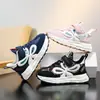 Zapatos deportivos para niñas, nuevo modelo de primavera, zapatos casuales ligeros antideslizantes de suela blanda para niños, zapatillas para correr para niños mayores