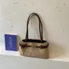Bolsa de ombro feminina de grande capacidade, estilosa e moderna, com um design único, perfeita para o trabalho e para o dia a dia.; uma bolsa de ombro chique e casual