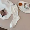 Calcetines estilo Miu para mujer, primavera y otoño, calcetines de media pantorrilla inspirados en el ballet, estilo coreano con etiquetas de tela de letras, puño de burbuja, sin costuras, grises y con volantes