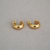 Europeos y americanos simples compactos textura latón dorado forma de frijol caníbal liso C 925 pasador de plata aretes temperamento versátil