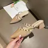 Zapatillas de Verano Baotou con Punta para Mujer 2026 Nueva Llegada Primavera Verano Zapatillas de Exterior con Tacón Grueso Temperamento de Remaches Versátiles Zapatos de Mujer Tendencia