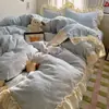 Conjunto de cama de quatro peças em veludo de leite com bordado estilo francês e renda, capa de edredom em veludo coral espessa e quente, conjunto de lençóis de três peças