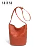 Bolso tejido retro de nicho 2026 nuevo modelo transfronterizo, elegante bolso de hombro y cruzado de gran capacidad, bolso cubo casual simple