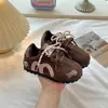 Zapatillas para niñas 2026 nuevas de dibujos animados bordadas de bloques de color estilo Forrest Gump suela blanda antideslizantes versátiles de doble correa para otoño e invierno
