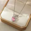 2025 Nuevo Collar de Zirconia Rosa con Lazo Estilo Bosque Nicho Colgante de Corazón Cadena para Clavícula de Acero de Titanio