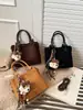 Bolso Cubo Portátil Retro de Nicho Transfronterizo para Mujer Nuevo Otoño e Invierno 2025 Bolso de Hombro Único Cruzado Bolso de Hombro Cruzado Informal de Moda para Viajar