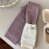 Leggings de rayas verticales cepilladas para niños estilo coreano con inserciones de encaje Pantalones cortos para niñas Pantalones exteriores para bebés y niños pequeños calcetines