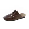 Mules retrô de fivela peluda com design esculpido e bico fechado para mulheres, novo estilo outono e inverno 2026, sapatos slip-on preguiçosos para uso externo